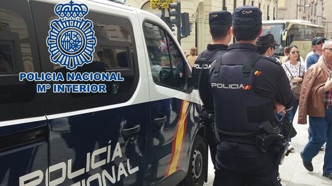 Dos agentes de la Policía Nacional por el Centro de Granada.