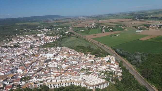 La LAV Málaga-Córdoba a su paso por Almodóvar del Río, donde se construirá el nuevo ramal