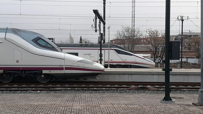 Morros de un tren AVE Serie 112 y un Avant 114, en la Estación de Granada