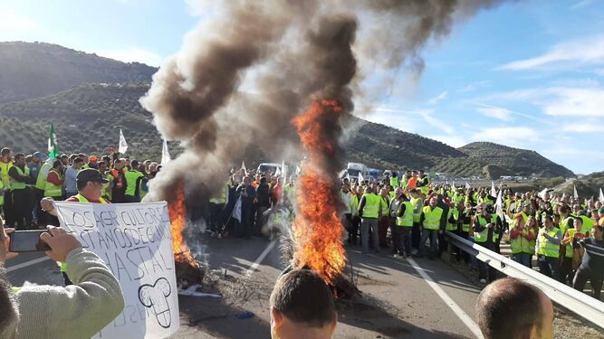 Protesta de los agricultores granadinos y jienenses en Campillo de Arenas