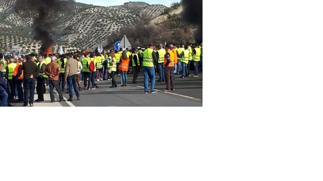 Im&aacute;genes del atasco en la A-44 en el acceso a Granada por las protestas de agricultores