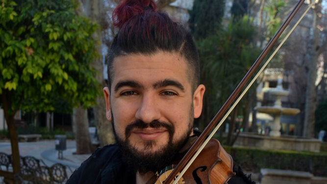 Jorge Guillén, alias el violinista rebelde, posa junto a su instrumento en la Plaza de la Trinidad.