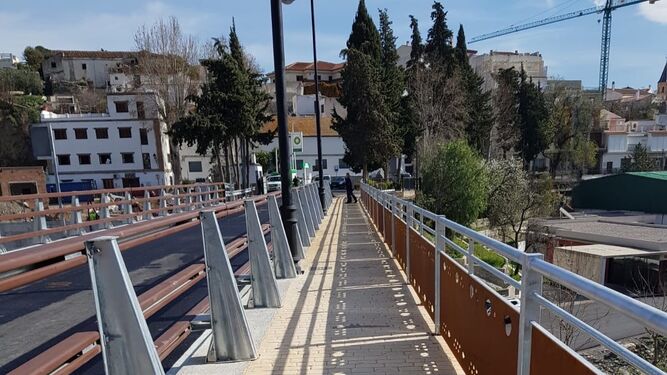 El nuevo puente de río Chico de Órgiva ya está en funcionamiento.