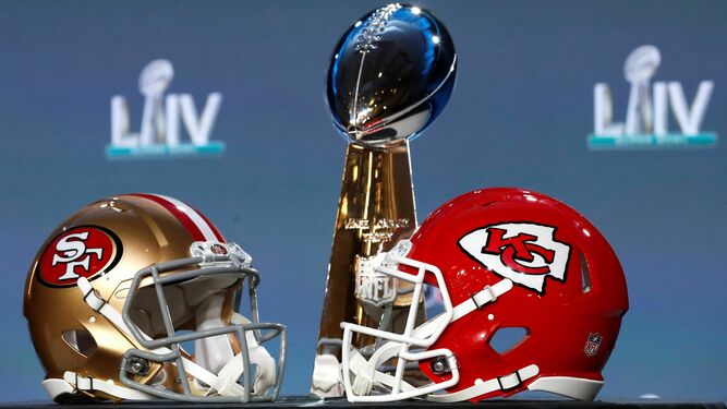 Los cascos de los 49ers y los Chiefs flanquean el trofeo Vince Lombardi, la Super Bowl