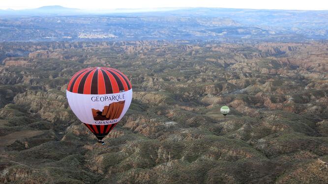 Las vistas del Geoparque de Granada desde un globo aerost&aacute;tico, en im&aacute;genes
