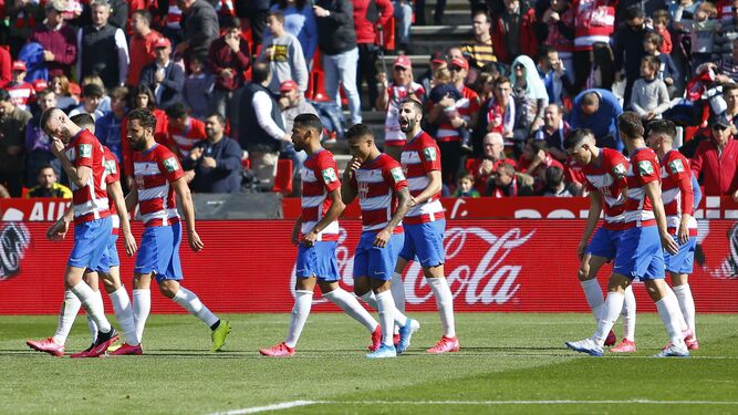 Los jugadores del Granada tras celebrar uno de los goles marcados al Espanyol