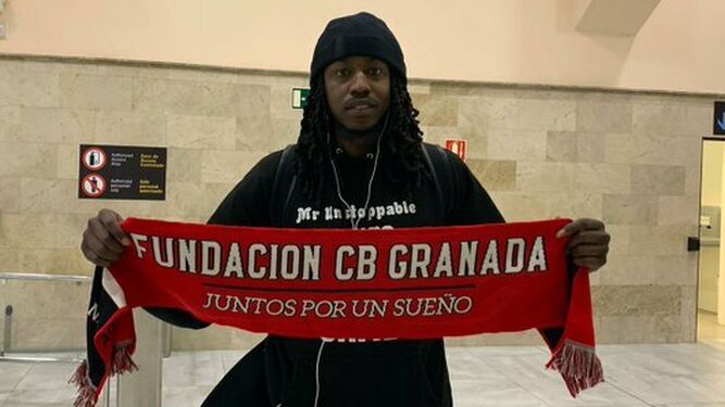 El nuevo jugador del Covirán a su llegada al Aeropuerto de Granada.