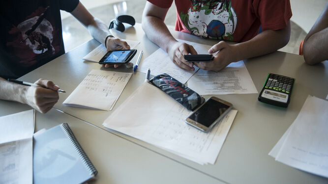 Imagen de archivo de estudiantes de Ciencias con sus móviles.