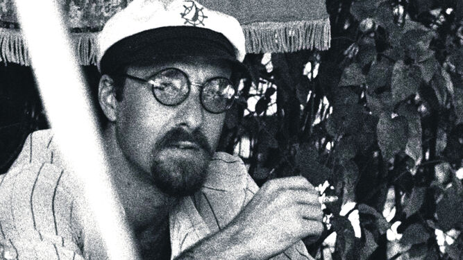 Javier Egea en una foto del verano de 1985, en una de las épocas más prolíficas del poeta.