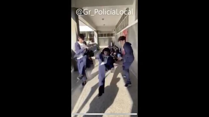 El peligroso juego viral puesto de moda en los colegios del que alerta la Policía Local de Granada