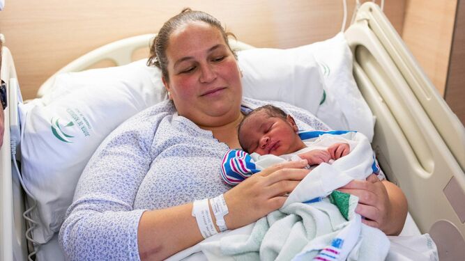 Investigación en Granada: las madres de bebés nacidos pequeños tienen peor salud emocional que sus parejas