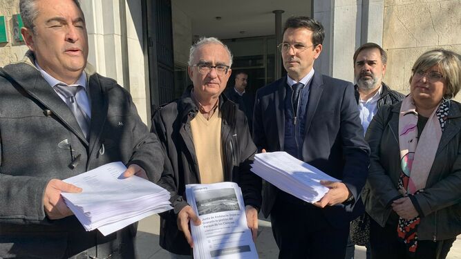 El PSOE entrega a la Junta 50.000 firmas contra el cambio de gestión del Parque de las Ciencias