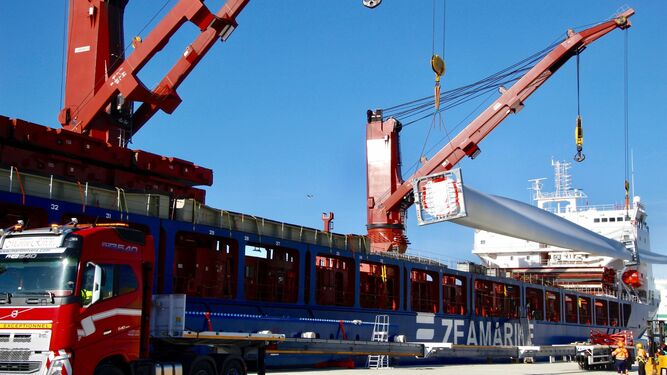 Récord en el Puerto de Motril (Granada): exporta 66 palas de aerogeneradores en un barco