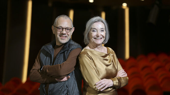 Núria Espert y Lluís Pasqual, en el escenario del Teatro del Soho Caixabank.