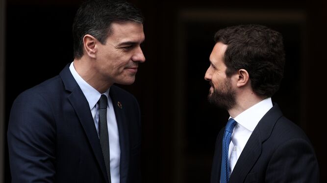 Pedro Sánchez y Pablo Casado se saludan este lunes a las puertas de La Moncloa, antes de su reunión.