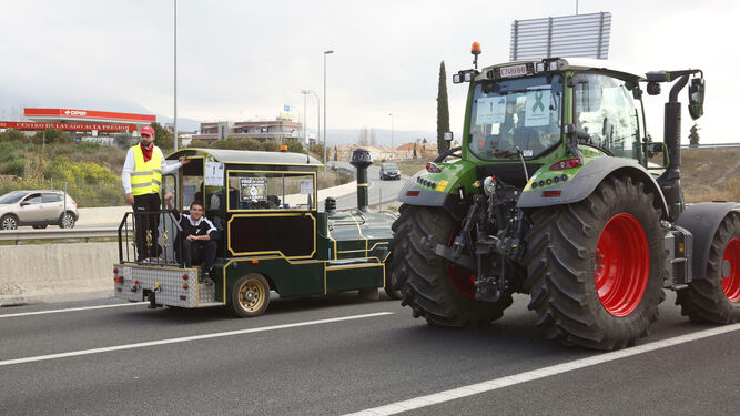 Las fotos de los agricultores con sus tractores a su entrada en Granada