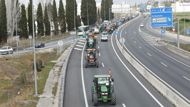 Las fotos de los agricultores con sus tractores a su entrada en Granada