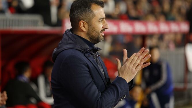 Diego Martínez aplaude durante el encuentro ante el Valladolid