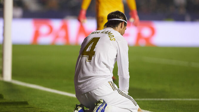 Sergio Ramos reacciona al gol del Levante.