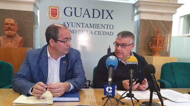 Gumersindo Fernández, concejal de Hacienda, y Jesús Lorente, alcalde accitano