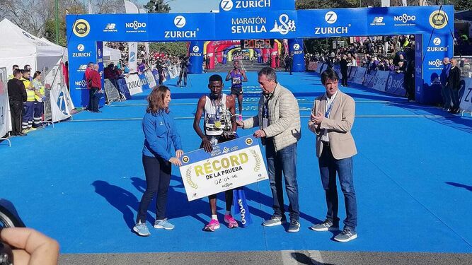 Mekuant Ayenew Gebre bate el récord del Maratón de Sevilla con una marca de 2:04:46.