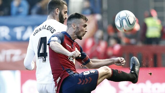 Gonalons pugna por el esférico con un jugador del Osasuna
