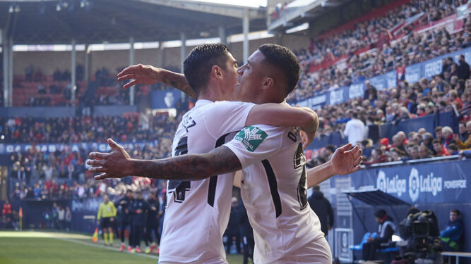 Machís se abraza a Carlos Fernández tras uno de los goles marcados