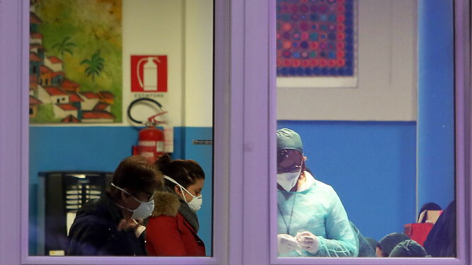 Personal médico realiza una prueba de coronavirus a una paciente en Pádova.