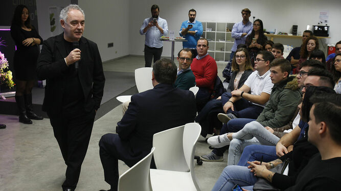 El cocinero Ferran Adriá da una charla en El Cubo de Telefónica