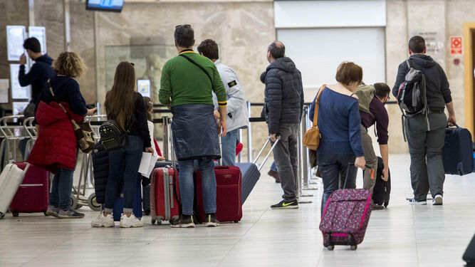 Pasajeros en el Aeropuerto de Granada esperando a embarcar