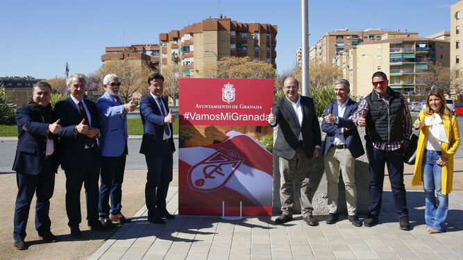 El alcalde posa junto a algunos concejales del Ayuntamiento de Granada, el representante del Granada CF y de la empresa que ha colaborado con el Consistorio.