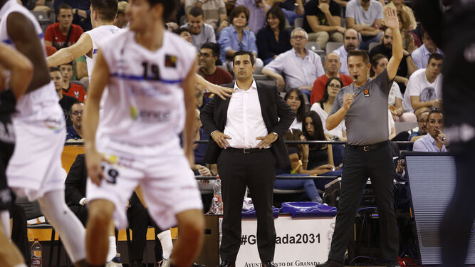 Pablo Pin da instrucciones a sus jugadores en un duelo de la presente campaña en el Palacio de Deportes.