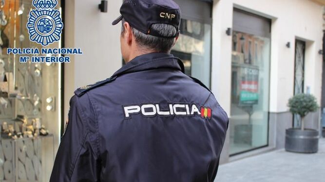 Un agente de la Policía Nacional en el Centro de Granada.