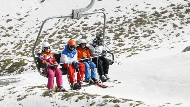 Sierra Nevada le gana la partida a las altas temperaturas: febrero, el mes con más esquiadores de la historia