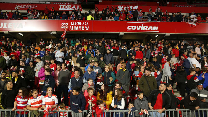 Fotos: la afici&oacute;n 'bendice' al Granada CF en Los C&aacute;rmenes antes del partido de Copa