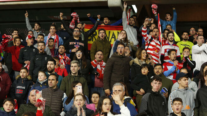 Fotos: la afición 'bendice' al Granada CF en Los Cármenes antes del partido de Copa