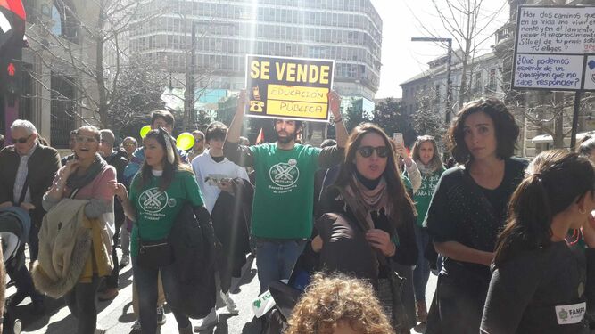 La gran manifestación por la Educación en Granada convoca a 2.000 personas en la Gran Vía