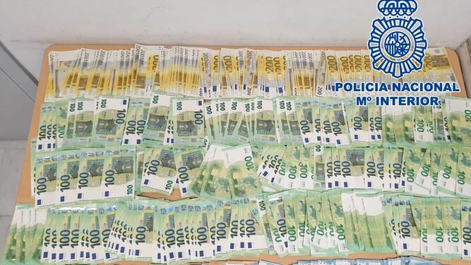 Fotografía del dinero decomisado por la Policía Nacional
