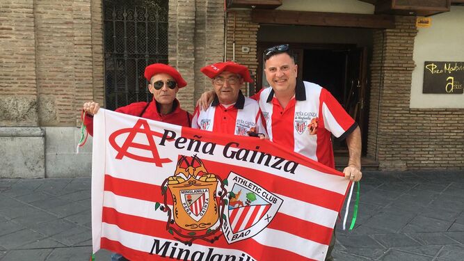 Tres aficionados del Athletic, la mañana de este jueves, en Granada para el partido de Copa.