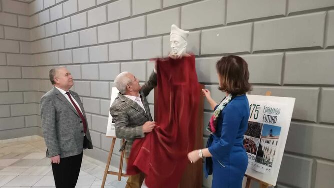 Momento en el que el autor Eduardo González descubre la escultura del Padre Suárez