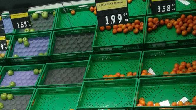 Lineal de hortalizas en un supermercado de Granada ayer