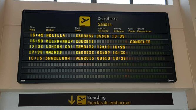 Panel de salidas del Aeropuerto de Granada con el vuelo a Milán cancelado
