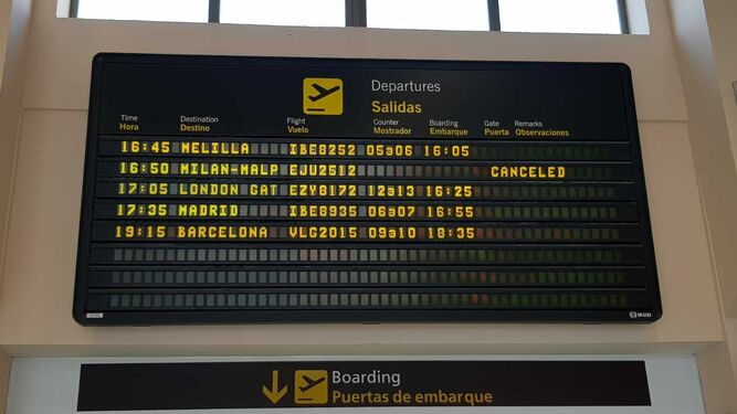 Panel de salidas del Aeropuerto de Granada ayer