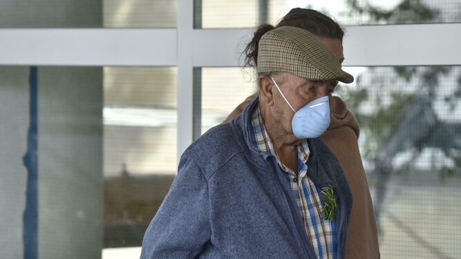 Un hombre con una mascarilla en un hospital andaluz.