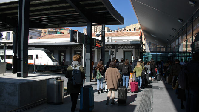 Pasajeros abandonan la Estación de Ferrocarril de Granada