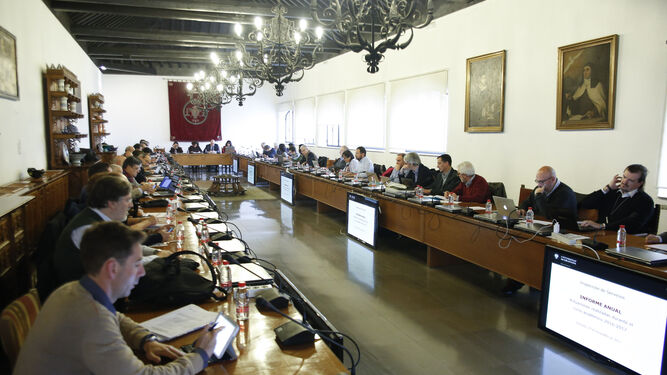 Imagen de archivo de una sesión anterior de consejo de gobierno de la UGR.