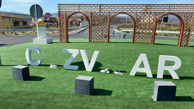 Varias letras arrancadas a la entrada del pueblo de Cozvíjar, una localidad perteneciente a Villamena.