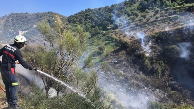 Los Bomberos de Almuñécar sofocan un incendio en el paraje del Barranco Los Negros