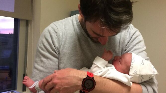 El padre de Gael, John Fisher, sostiene a su bebé nacido el primer día de estado de alarma en España.