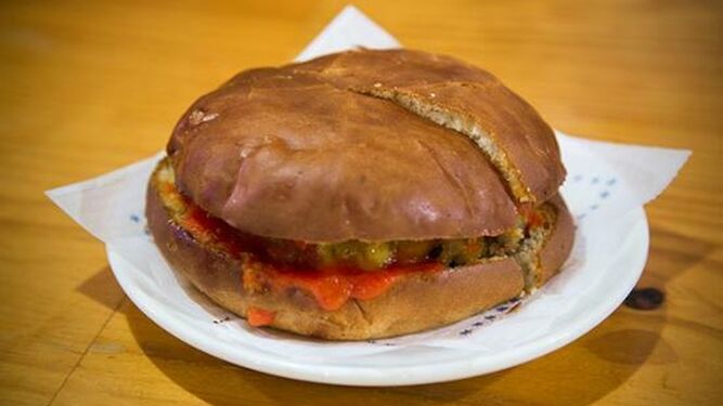 La hamburguesa del San Remo de Granada resiste al paso del tiempo.